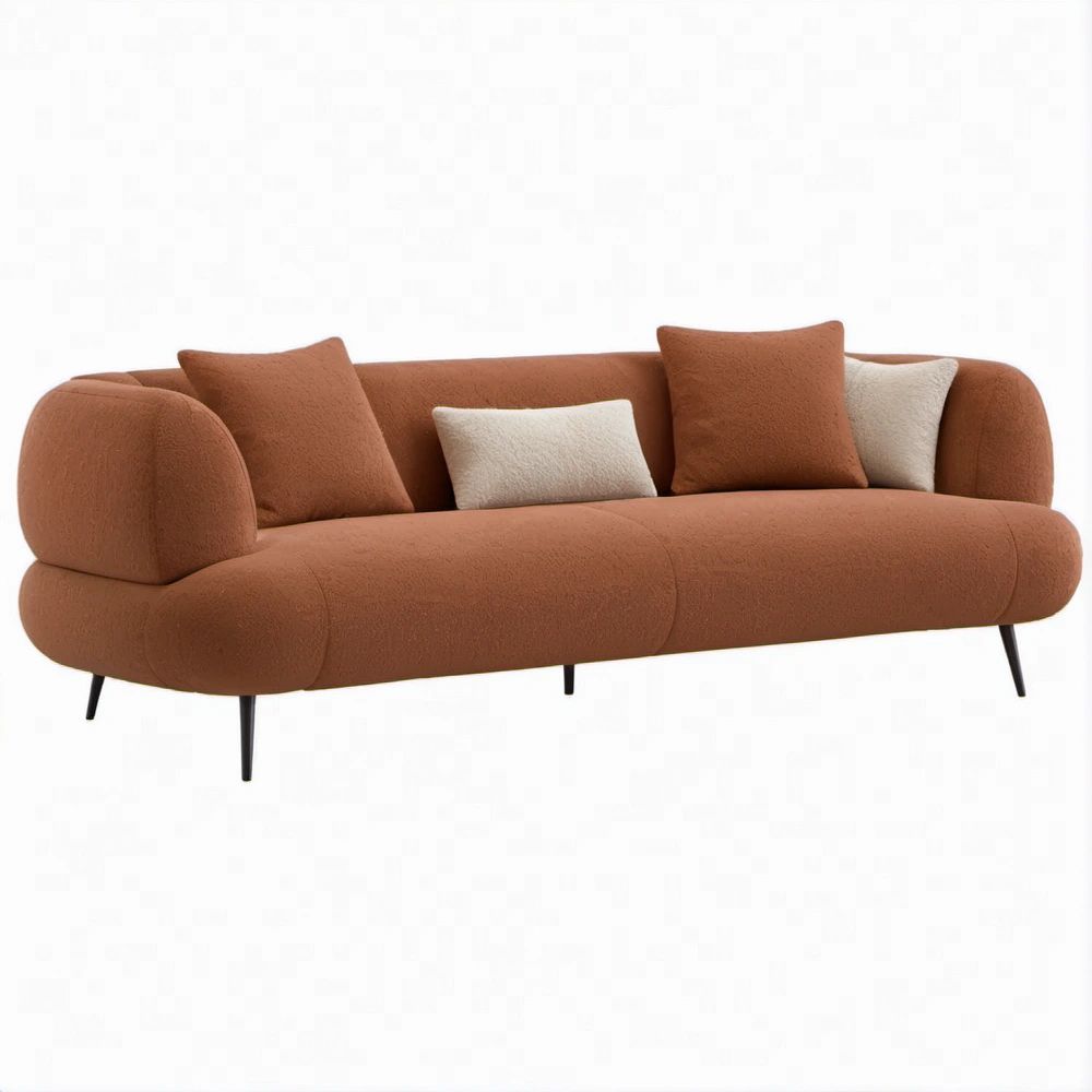 Trzyosobowa sofa zaokrąglona terakotowa z tapicerką bouclé i kremowymi poduszkami 230 x 95 x 78 cm